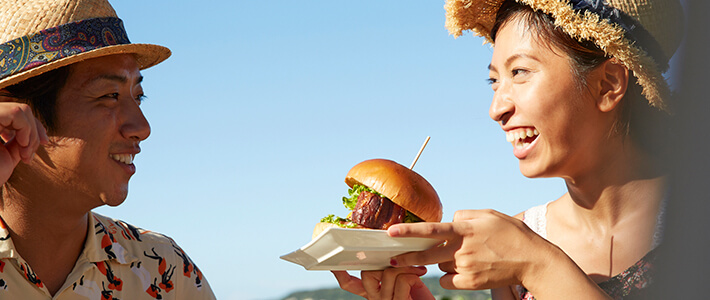 ハンバーガーを食べる様子
